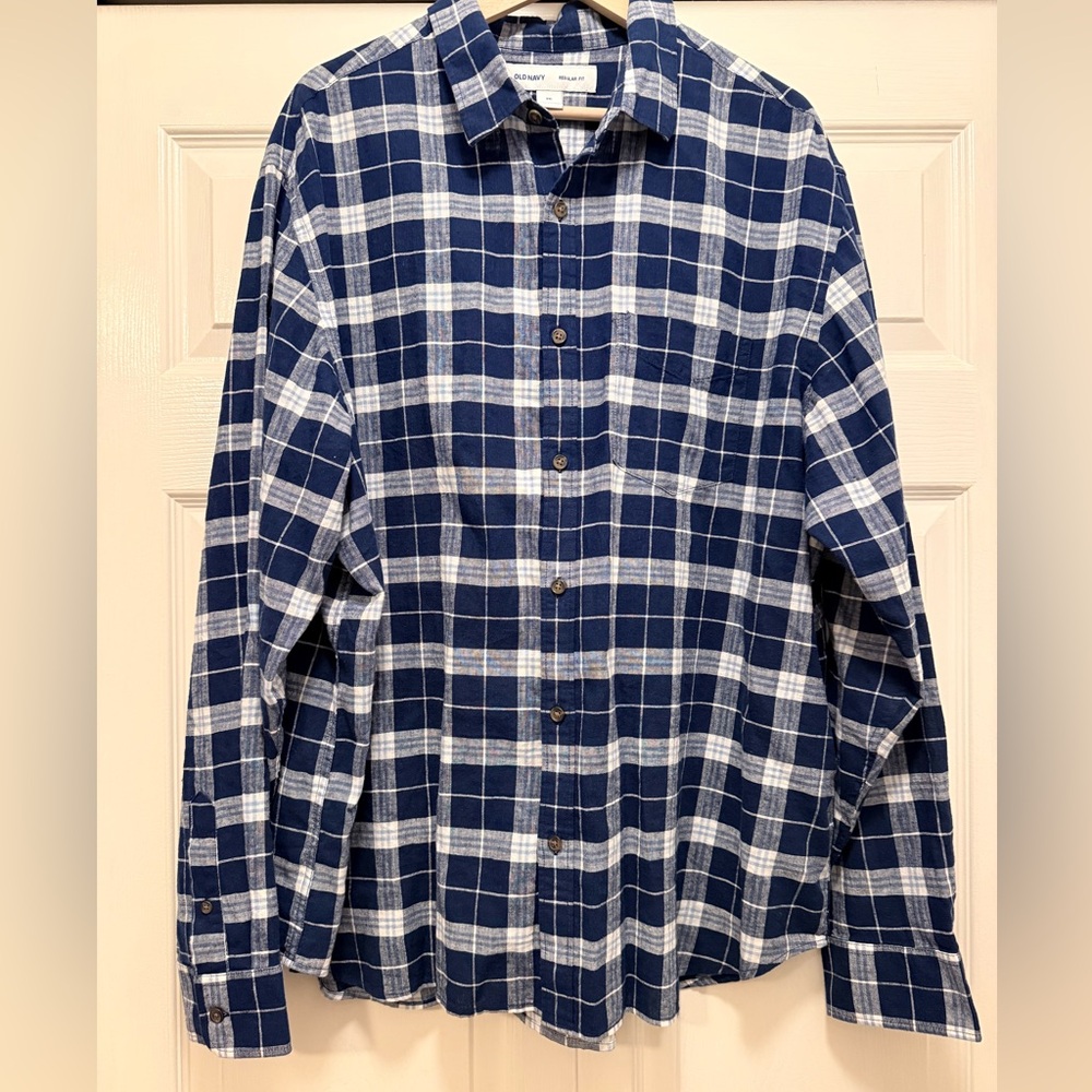 Old Navy Men's Navy and White Checkered Shirt